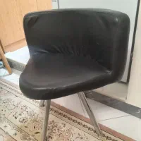 ۲ عدد صندلی ناهار خوری چرم تکی هم فروخته می‌شود