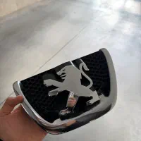 آرم جلو پنجره فابریک کارخانه پژو ۲۰۷