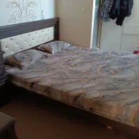 تخت خواب دونفره بزرگ همراه با خوشخواب طبی و پاتختی
