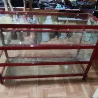 تعدادی مانکن، ویترین کم جا،میز پیشخوان|فروشگاه و مغازه|میانه, |دیوار