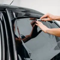 نیازمند. کارگر لوکس خودرو