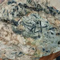 کوارتز تورمالین دار