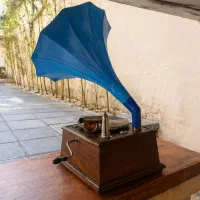 گرامافون قدیمی، کوکی، انگلیسی،سالم و چشم‌نواز