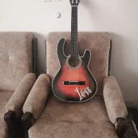 یک عدد گیتار به فروش می‌رسد