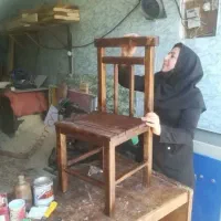 قاب آینه چوبی و صندلی چوبی