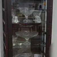 ویترین بوفه چوب شیک وجمع جور تزئین شده با گل میخ
