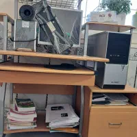 کامپیوتر و میز