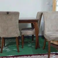 میز و صندلی ناهارخوری چهار نفره.