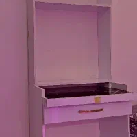 میز تحریر و کتابخانه
