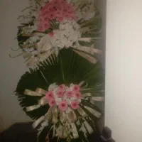 تاج گل بزرگ برای سر مزار