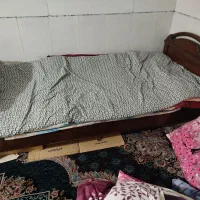 تخت خواب سالم ویک عدد بخاری چوبی مفت