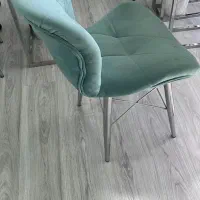 فروش یه میز ناخن بهمراه ۴ صندلی