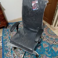یک عدد صندلی کامپیوتر سالم