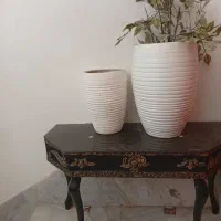 دو عدد گلدان و یک کنسول