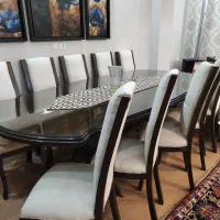 میز نهار خوری همراه با شیشه و صندلی