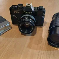 دوربین Canon به همراه لنز و فلش