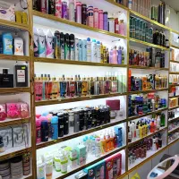 قفسه و برخی از لوازم آرایشی و بهداشتی