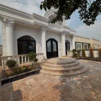 ویلا عمارت سفید نزدیک دریاچه و جنگل