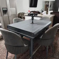 میز غذاخوری چهار نفره بسیار تمیز وشیک