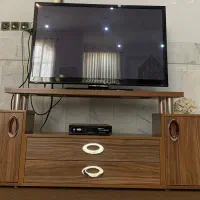 تلویزیون ۴۲ اینچ سامسونگ و میز تلویزیون چوبی