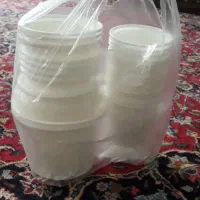 تعدادی ظروف پلاستیکی