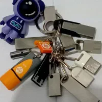 تعدادی فلش ۱۶و۳۲و۸گیگ و رابط فلش تایپ سی