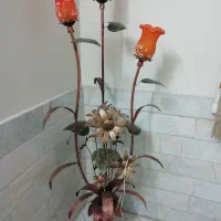 چراغ خواب ایستاده کنارسالنی