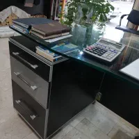 میز مدیریت شیشه ای به همراه صندلی یک عدد