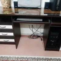 میز کامپیوتر تمیز و کاربردی