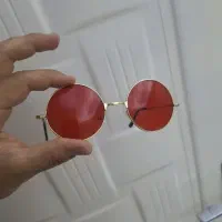 عینک قرمز|زیورآلات و اکسسوری|اندیشه, اندیشه فاز ۱|دیوار