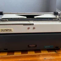 ماشین تحریر(تایپ) انگلیسی Olympia آلمان بکر و تمیز|کلکسیون اشیاء عتیقه|تهران, اکباتان|دیوار
