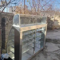 ویترین شیرینی فروشی