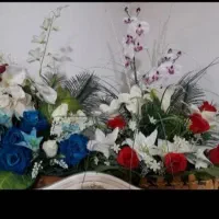 دو عدد گل مصنوعی