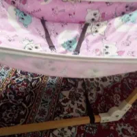 گهواره تاشو با چوب روسی و بسیار تمیز|اسباب و اثاث بچه|نیشابور, دارایی|دیوار