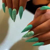 آموزش و کاشت ناخن