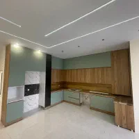 کابینت دو پله هایگلاس و لیون و صفحه بلوط
