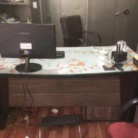 صندلی چرخدار و میز اداری