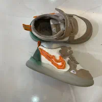 تعدادی کفش بچگانه (دخترانه و پسرانه)