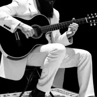 اجرای موسیقی زنده با گیتار برای مناسبت هاتون