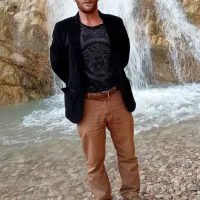 آقا 46ساله کارنگهبانی انجام میدم شب۶تا۶ روزسرویسم