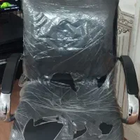 کامپیوتر با میز و صندلی