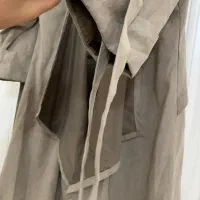 بارونی بلند|لباس|صومعه‌سرا, |دیوار