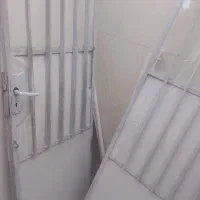 دو لنگ درب اهنی و چهار عدد درب چوبی