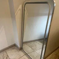 یک عدد آینه قدی شیک و تمیز