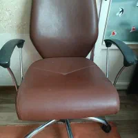 صندلی چرخ دار عسلی تیره سالم و شیک