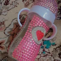 کاپشن، کفش، شیشه شیر