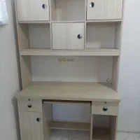 کتابخانه و میز کامپیوتر