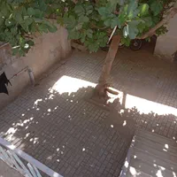 کلنگی حاشیه خیابان اصلی پنج متر فاصله داره