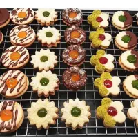 کارگر در تولیدی کارگاه قنادی(شیرینی )