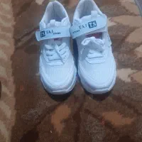 یک جفت کفش دخترانه تمیز تی اس تاج نو